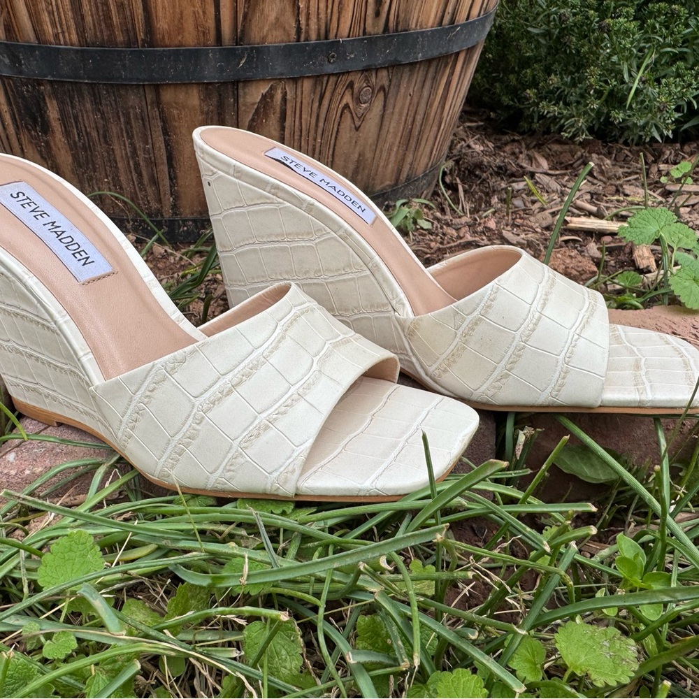 NWT Steve Madden Ivory Croc-Embossed Wedges